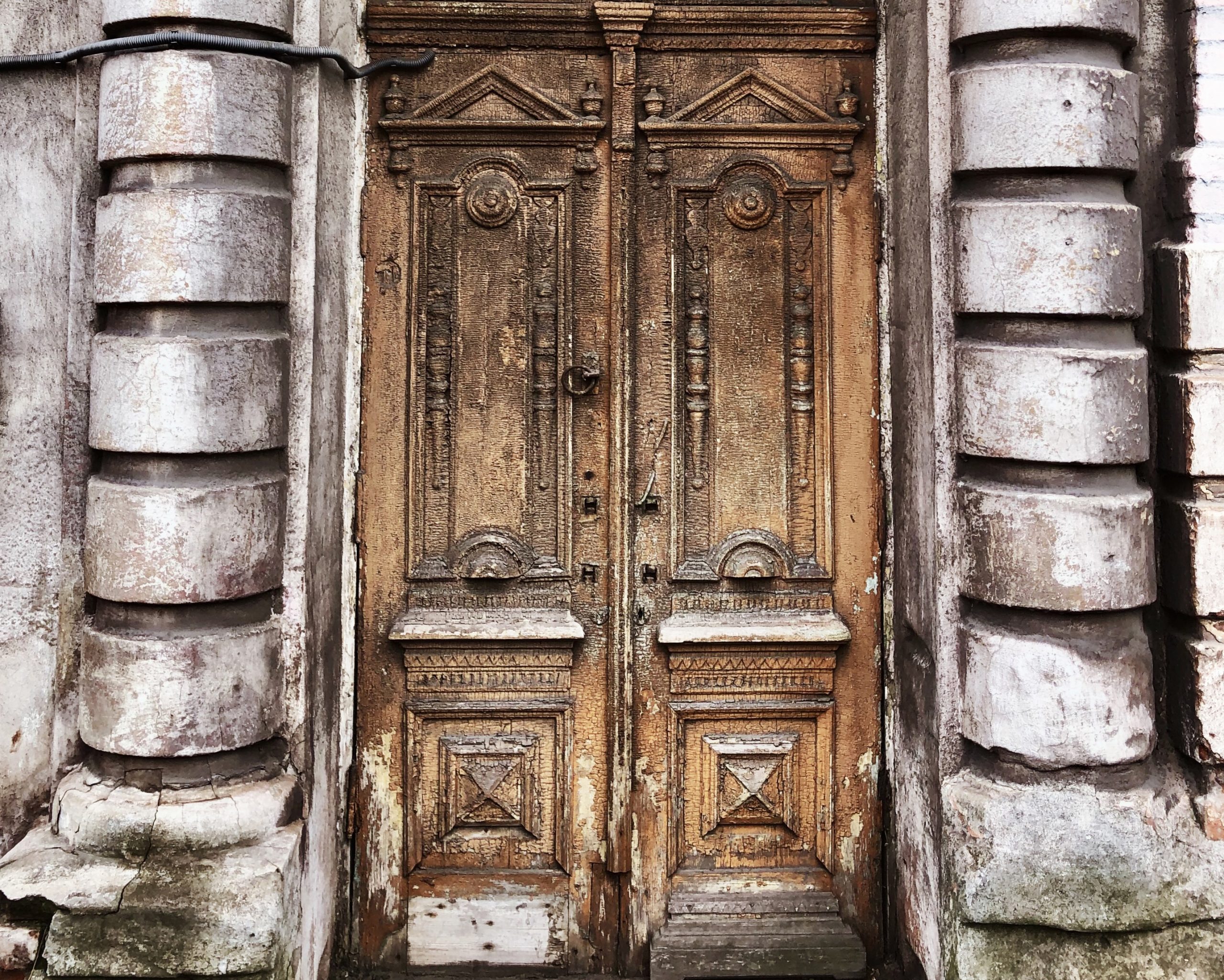 Маріуполь туристичне місто • Фотопрогулянка старовинними дверима Маріуполя