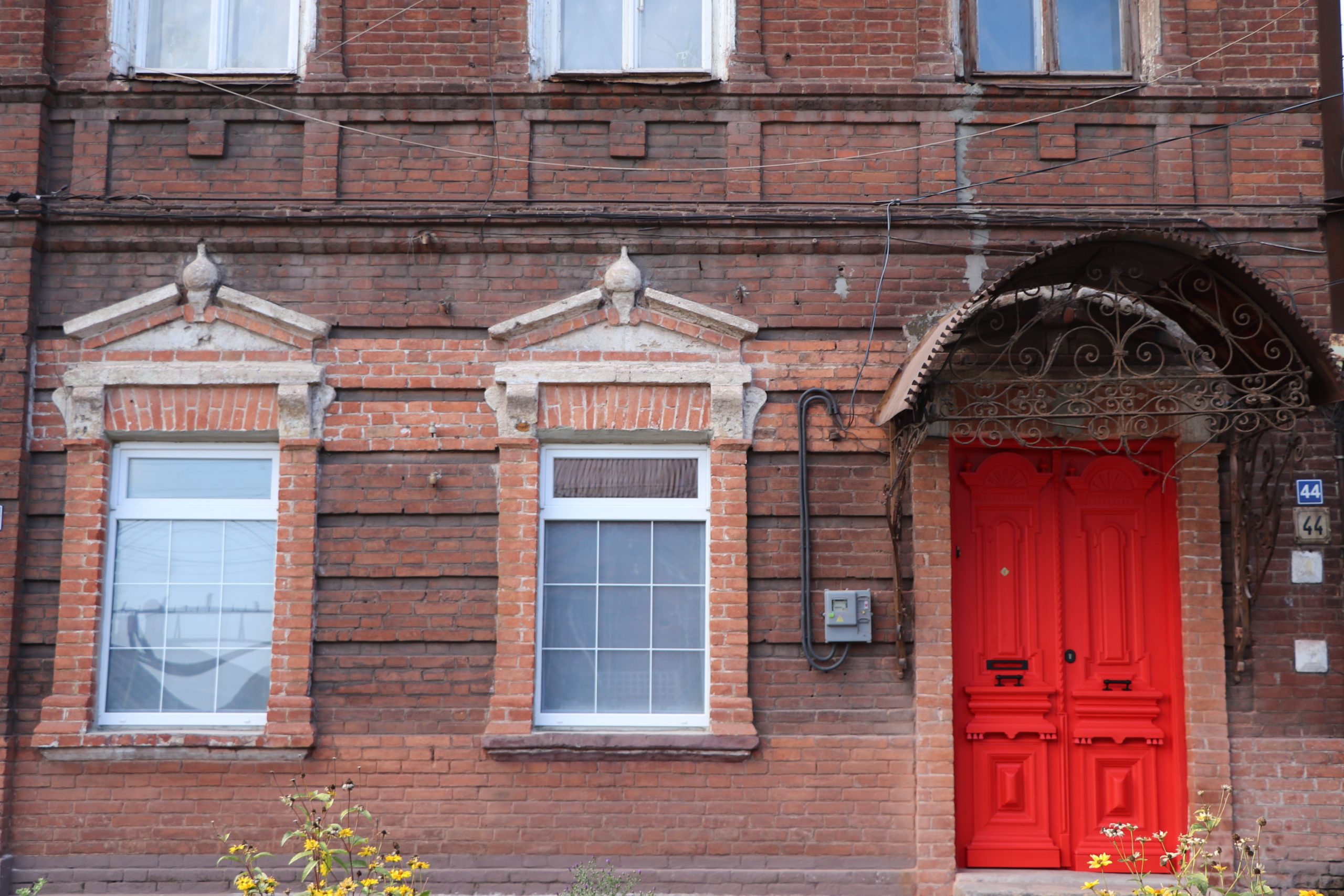 Друге життя маріупольських дверей: будинок із червоними дверима